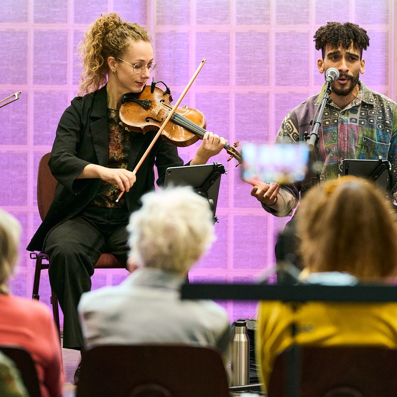 Muze-van-Zuid-2025_Aan de haven van Tarifa_Dwight Breinburg_Andalusisch Orkest ©️Kenny Nagelkerke 9