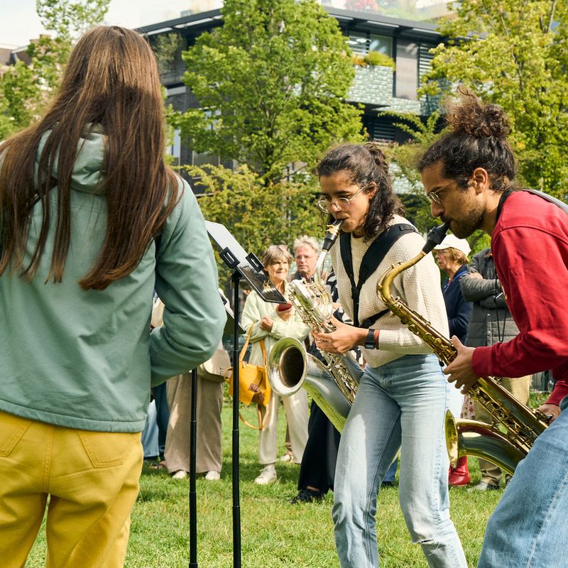 Muze-van-Zuid-2025_Vrijhaven_muziekwandeling_Maat-Saxophone-Quartet_Artzuid ©️Kenny-Nagelkerke 47