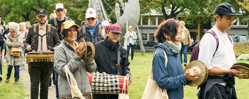 Muze-van-Zuid-2025_Muziekwandeling_Global-Gongs-Collectief_Artzuid©️Kenny-Nagelkerke