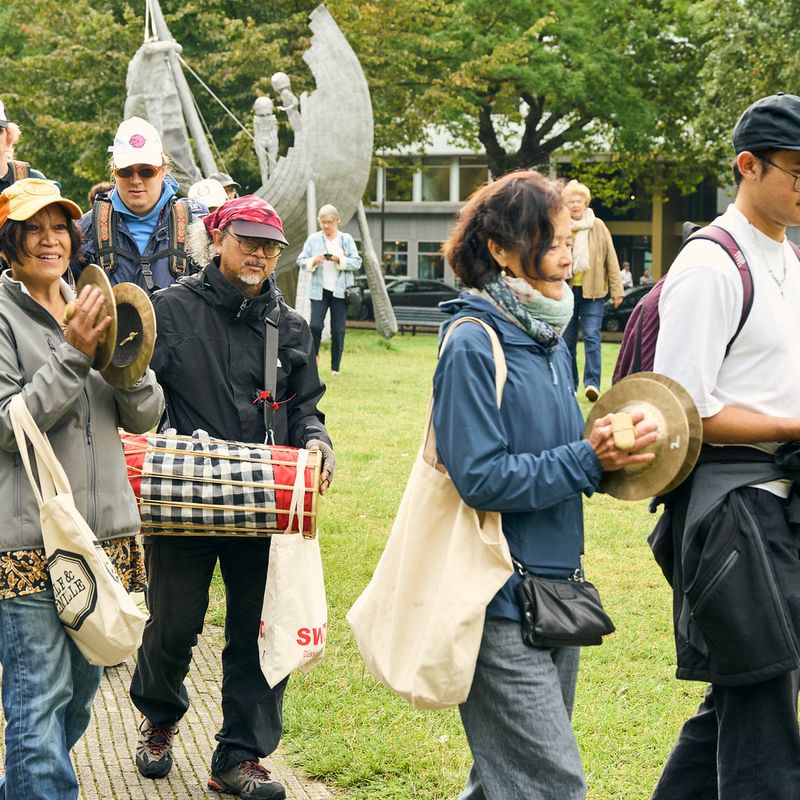 Muze-van-Zuid-2025_Vrijhaven_muziekwandeling_Global-Gongs_Artzuid©️Kenny-Nagelkerke 20 (1)
