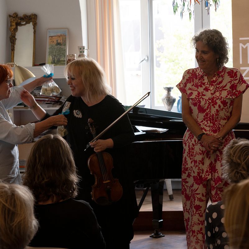 Muze-van-Zuid-2025-huisconcert_Birthe-Blom_Mirsa-Adami_Ernestine-Brikkenaar-van-Dijk ©ElisabethMelchior_098s